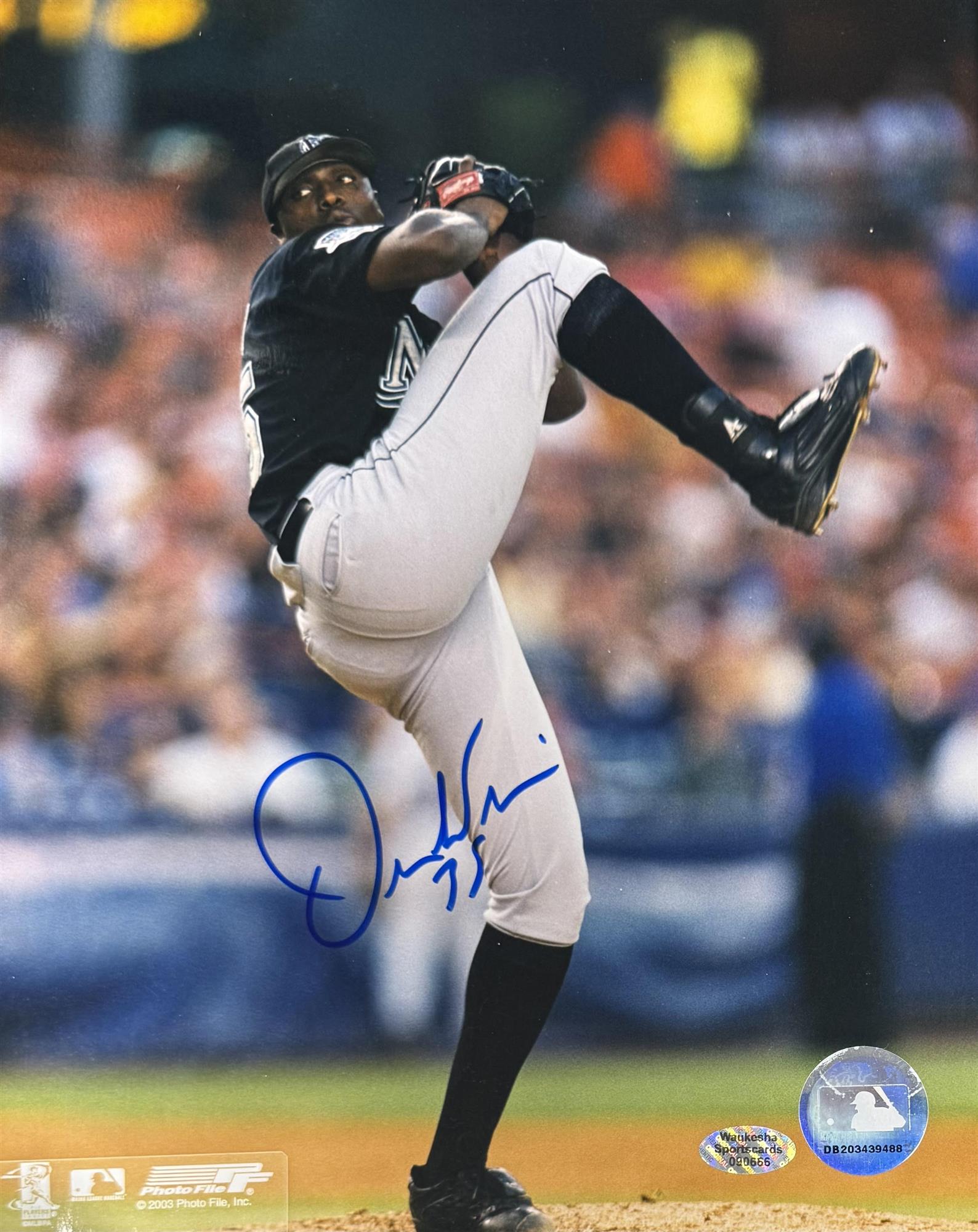 DONTRELLE WILLIS SIGNED MARLINS 8X10 PHOTO #1