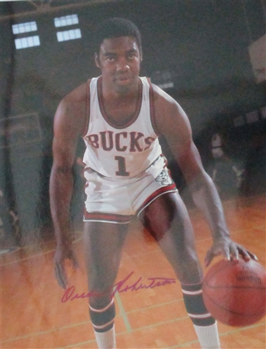 OSCAR ROBERTSON SIGNED 11x14 MILW. BUCKS PHOTO #4