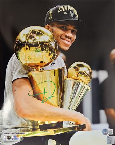 GIANNIS ANTETOKOUNMPO SIGNED 11X14 BUCKS PHOTO #2 - BECKETT